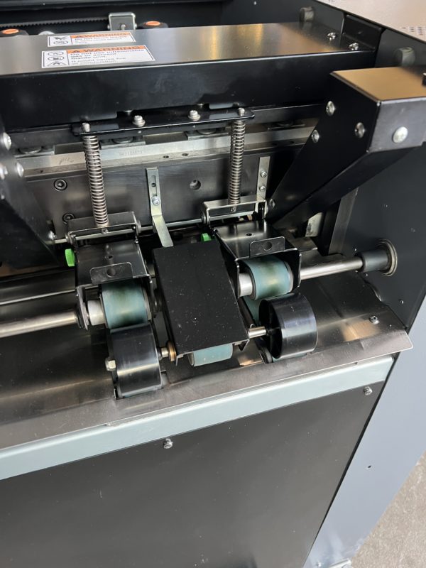 DUPLO ASSEMBLEUSE DSF-5000 + SYSTEM DE BROCHAGE DBM-500 + MASSICOT DBM-500T – Image 5