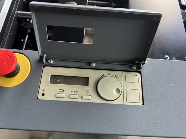 DUPLO ASSEMBLEUSE DSF-5000 + SYSTEM DE BROCHAGE DBM-500 + MASSICOT DBM-500T – Image 6