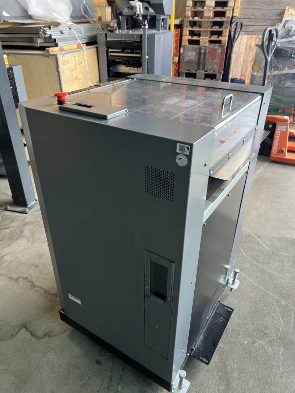 DUPLO ASSEMBLEUSE DSF-5000 + SYSTEM DE BROCHAGE DBM-500 + MASSICOT DBM-500T – Image 8