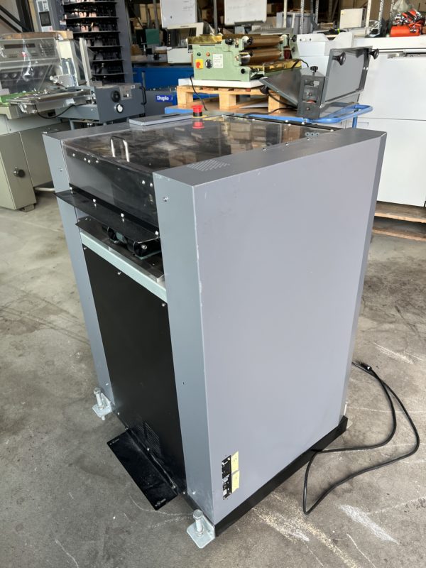DUPLO ASSEMBLEUSE DSF-5000 + SYSTEM DE BROCHAGE DBM-500 + MASSICOT DBM-500T – Image 9