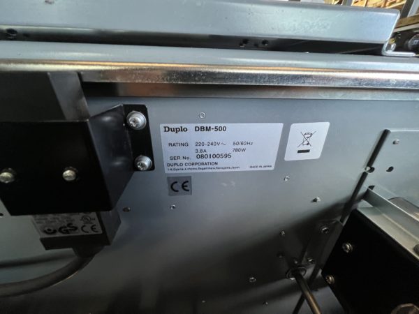 DUPLO ASSEMBLEUSE DSF-5000 + SYSTEM DE BROCHAGE DBM-500 + MASSICOT DBM-500T – Image 11
