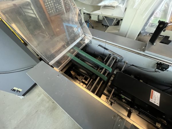 DUPLO ASSEMBLEUSE DSF-5000 + SYSTEM DE BROCHAGE DBM-500 + MASSICOT DBM-500T – Image 12