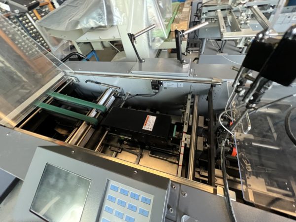 DUPLO ASSEMBLEUSE DSF-5000 + SYSTEM DE BROCHAGE DBM-500 + MASSICOT DBM-500T – Image 13