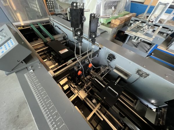 DUPLO ASSEMBLEUSE DSF-5000 + SYSTEM DE BROCHAGE DBM-500 + MASSICOT DBM-500T – Image 14