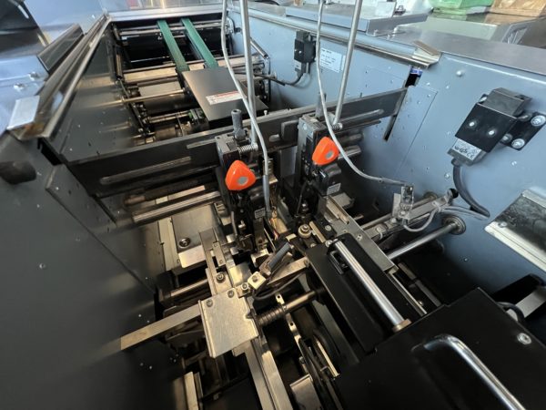 DUPLO ASSEMBLEUSE DSF-5000 + SYSTEM DE BROCHAGE DBM-500 + MASSICOT DBM-500T – Image 15