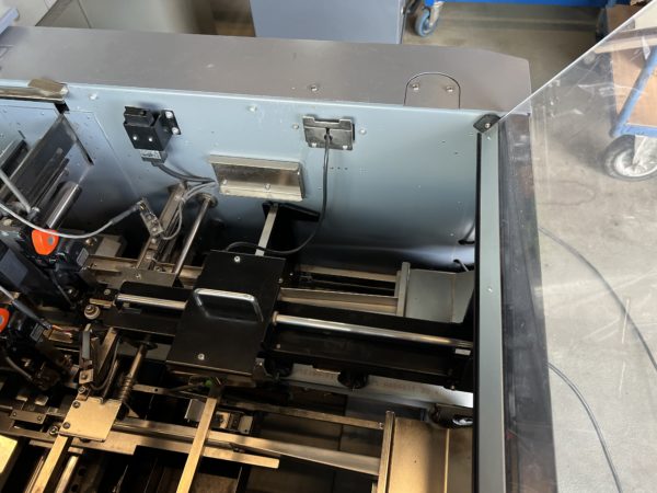 DUPLO ASSEMBLEUSE DSF-5000 + SYSTEM DE BROCHAGE DBM-500 + MASSICOT DBM-500T – Image 16