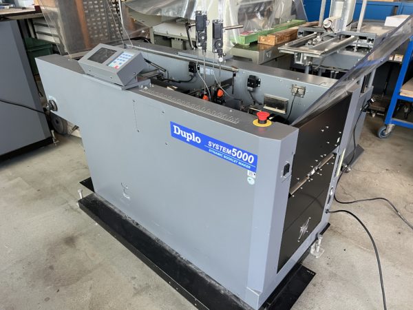 DUPLO ASSEMBLEUSE DSF-5000 + SYSTEM DE BROCHAGE DBM-500 + MASSICOT DBM-500T