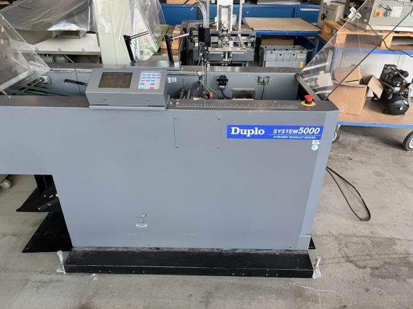 DUPLO ASSEMBLEUSE DSF-5000 + SYSTEM DE BROCHAGE DBM-500 + MASSICOT DBM-500T – Image 18