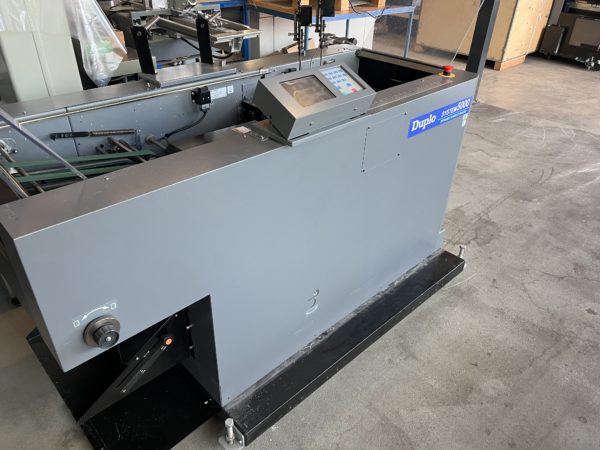 DUPLO ASSEMBLEUSE DSF-5000 + SYSTEM DE BROCHAGE DBM-500 + MASSICOT DBM-500T – Image 19