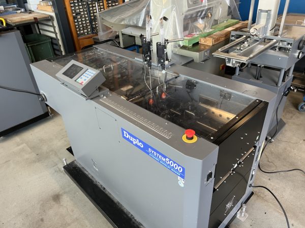 DUPLO ASSEMBLEUSE DSF-5000 + SYSTEM DE BROCHAGE DBM-500 + MASSICOT DBM-500T – Image 20