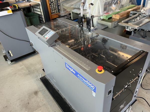 DUPLO ASSEMBLEUSE DSF-5000 + SYSTEM DE BROCHAGE DBM-500 + MASSICOT DBM-500T – Image 21