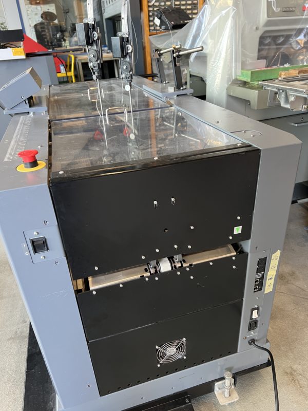 DUPLO ASSEMBLEUSE DSF-5000 + SYSTEM DE BROCHAGE DBM-500 + MASSICOT DBM-500T – Image 23