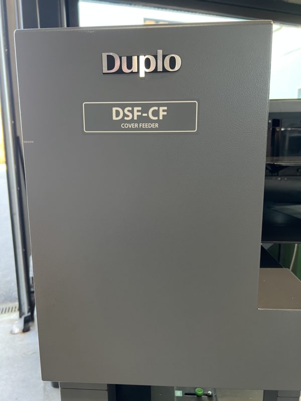 DUPLO ASSEMBLEUSE DSF-5000 + SYSTEM DE BROCHAGE DBM-500 + MASSICOT DBM-500T – Image 25