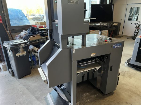 DUPLO ASSEMBLEUSE DSF-5000 + SYSTEM DE BROCHAGE DBM-500 + MASSICOT DBM-500T – Image 26