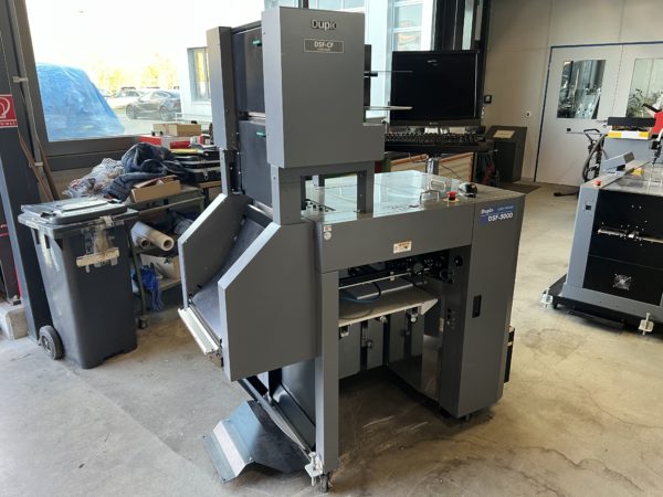 DUPLO ASSEMBLEUSE DSF-5000 + SYSTEM DE BROCHAGE DBM-500 + MASSICOT DBM-500T – Image 27