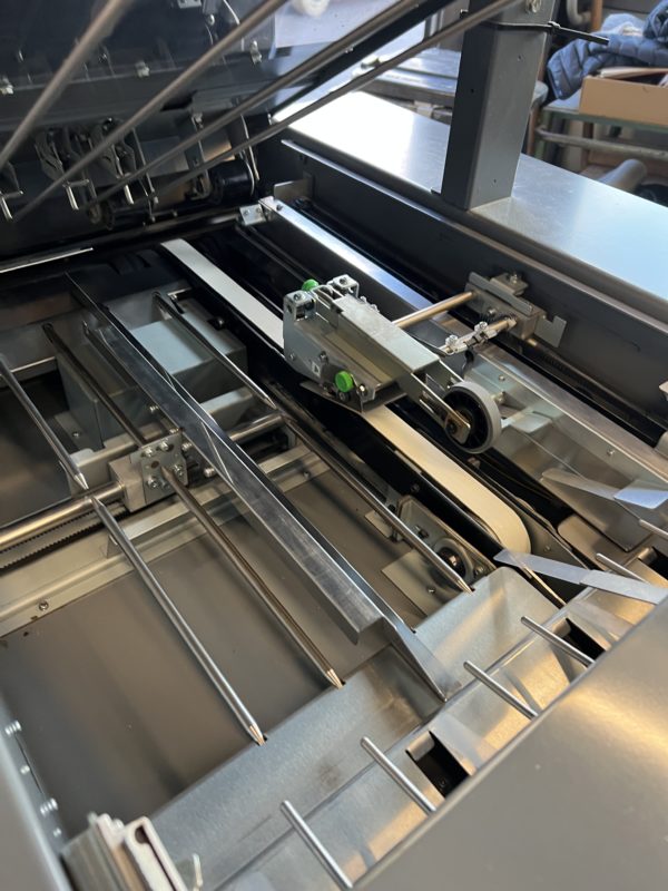 DUPLO ASSEMBLEUSE DSF-5000 + SYSTEM DE BROCHAGE DBM-500 + MASSICOT DBM-500T – Image 29
