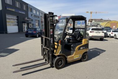 CHARIOT ELEVATEUR CATERPILLAR GP 15N